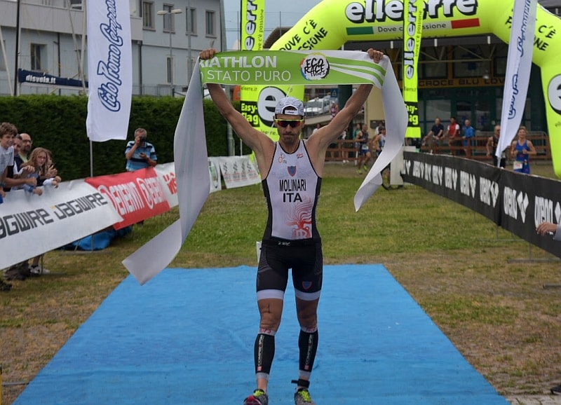 A braccia alzate il trionfo di Giulio Molinari ai Campionati Italiani di Triathlon Medio 2017 a Lovere