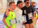 Il podio maschile dell’Aquathlon Solanas 2017 su distanza classica: Matteo Bisseri, Alessandro Dau e Fabio Frau (Foto ©Trisinnai)