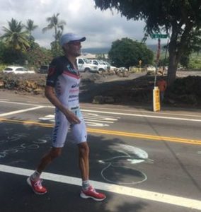 Il campione del mondo ironman Jan Frodeno, all'inizio della maratona, ha iniziato a... camminare, provato da alcuni dolori fisici, ha deciso di non ritirarsi per onorare fino in fondo la sua gara e il suo titolo 