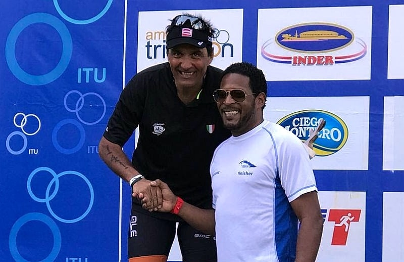 Clem e Antonio sul podio dell’Havana Triathlon con Javier Sotomayor!