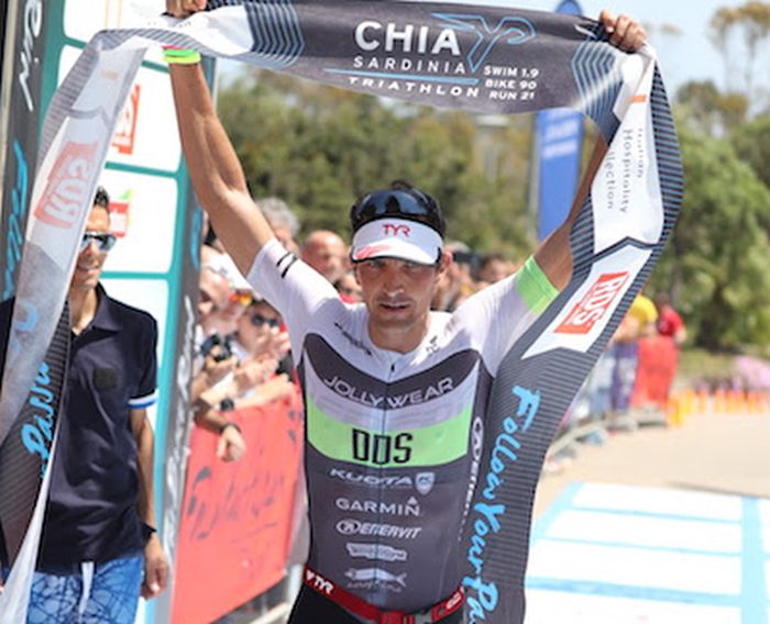 Daniel Fontana vince il Chia Sardinia Triathlon. Tra le donne, prima è Jenny Schulz