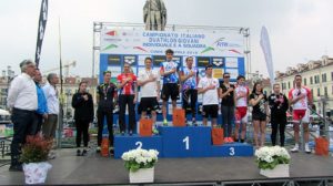 I podi maschile e femminile dei Campionati Italiani di duathlon 2018 cat. U23 (Foto ©FiTri)