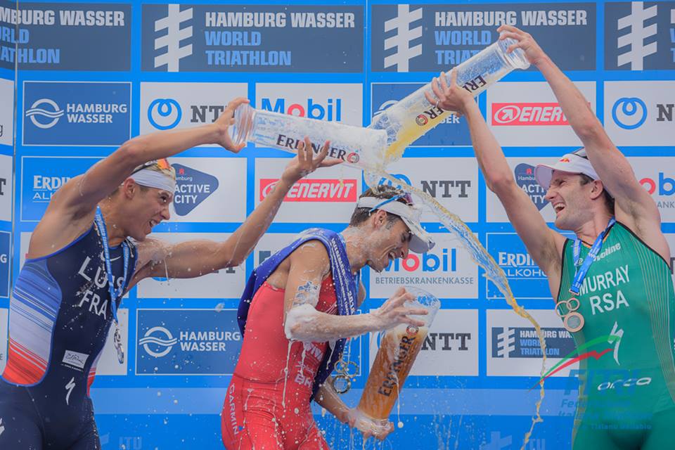 Nell'ITU WTS Hamburg 2018 lo spagnolo Mario Mola è il più veloce. Secondo giunge il francese Vincent Luis, terzo il sudafricano Richard Murray (Foto ©FiTri / Tiziano Ballabio)