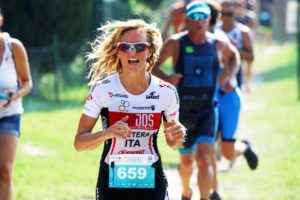 Justine Mattera ha festeggiato il suo primo anno da triatleta sulla finish line del Kuota TriO Peschiera su distanza sprint domenica 16 settembre. La showgirl aveva esordito nella triplice proprio nella gara di Peschiera del Garda nel 2017. 