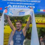 Marcello Ugazio alza le braccia al cielo: è lui il campione italiano Assoluto e Under 23 di triathlon olimpico 2018 (Foto ©FiTri / Tiziano Ballabio)