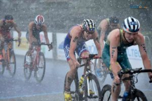 La gara maschile dell'ITU Triathlon World Cup 2018 a Tiszaujvaros (Ungheria) è stata interrotta durante la frazione ciclistica per tormenta (Foto ©ITU Media / Janos Schmidt)