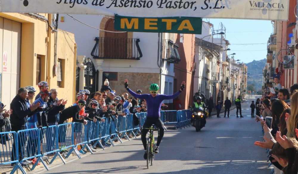 Alistair Brownlee vince una gara ciclistica master in Spagna e… si solleva qualche polemica