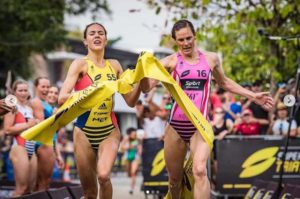 L'arrivo spettacolare della francese Cassandre Beaugrand e della statunitense Katie Zaferes nella seconda giornata della Super League Triathlon 2018-2019 a Singapore.