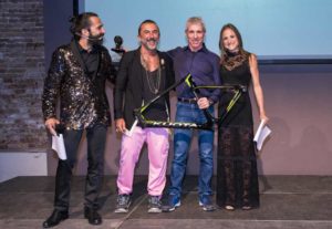 "Personaggio dell'Anno" è Danilo Palmucci, premiato da Yuri Scarpellini, titolare del brand Happiness (Foto ©FCZ.it Mondo Triathlon / Roberto Del Bianco).