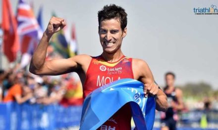 Mario Mola (ri)detta legge e si prende l’ITU World Triathlon di Abu Dhabi alla fine di una gara combattutissima
