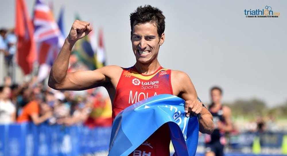 Lo spagnolo Mario Mola vince l'ITU World Triathlon ad Abu Dhabi, 1^ tappa dell'ITU World Triathlon Series 2019 (Foto ©ITU Media / Janos Schmidt).