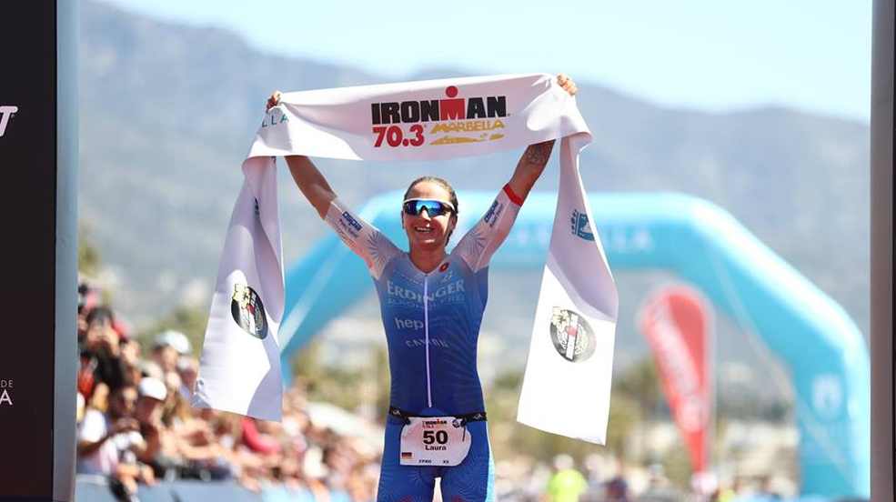 La tedesca Laura Philipp trionfa all'Ironman 70.3 Marbella. 