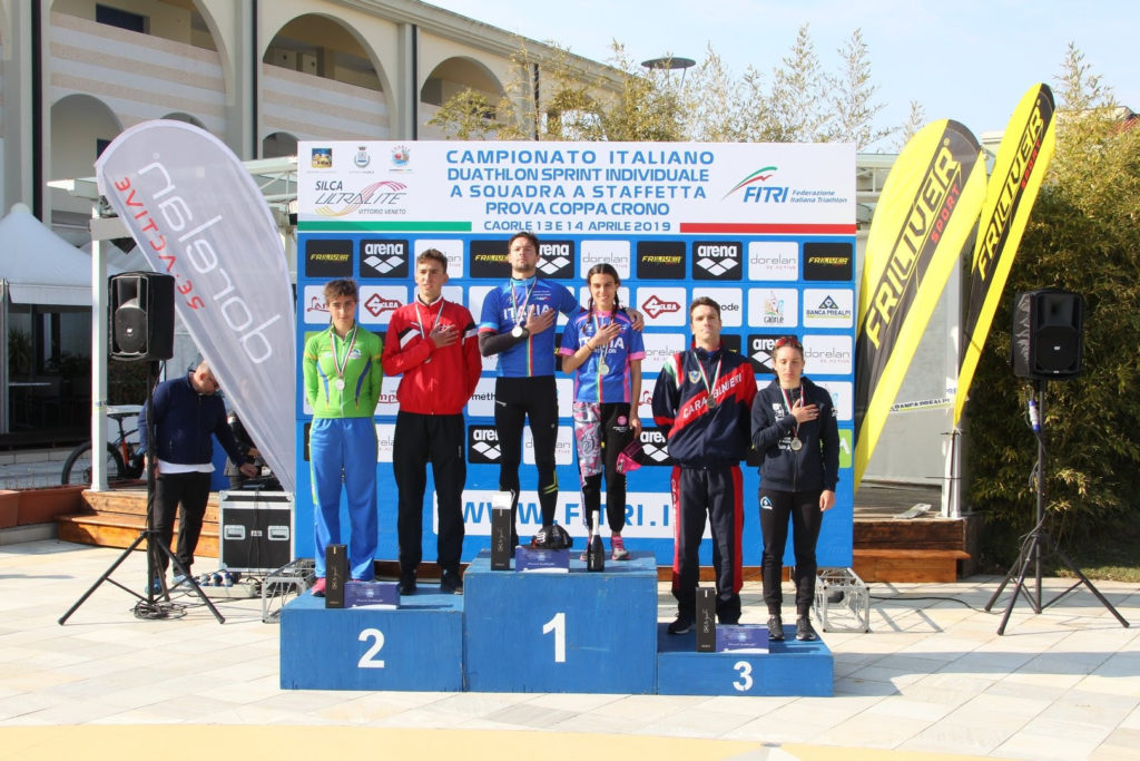 Il podio tricolore dei Campionati Italiani Assoluti di Duathlon Sprint 2019 disputatisi sabato 13 aprile a Caorle (Foto Bolgan)
