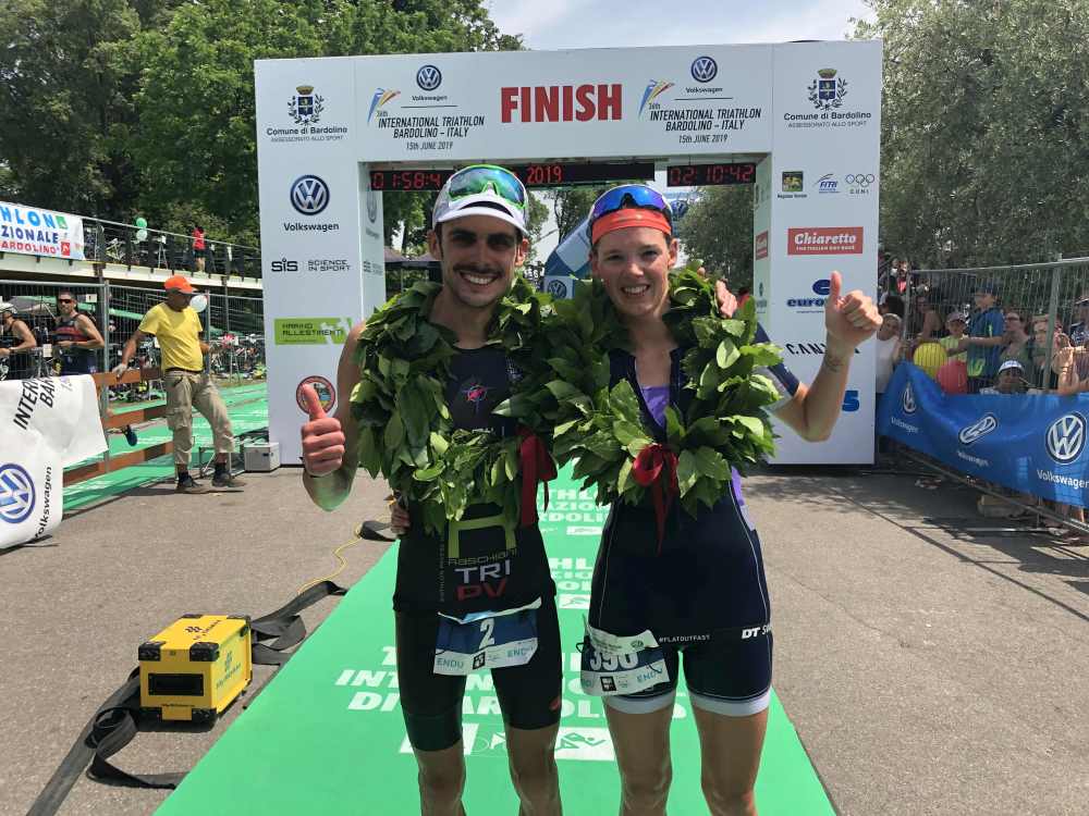 L'ungherese Zsanett Bragmayer (T.D. Rimini) e l'italiano Michele Sarzilla (Raschiani Triathlon Pavese) sono la regina e il re del 36° Volkswagen Triathlon Internazionale di Bardolino (Foto ©Barbara Cologni / Mondo Triathlon FCZ).