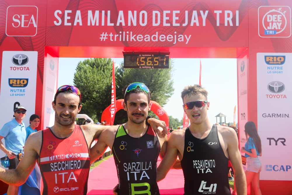 Il podio maschile del 3° SEA Milano DeeJay Tri Olimpico disputato sabato 8 giugno 2019 (Foto ©Marco Bardella).