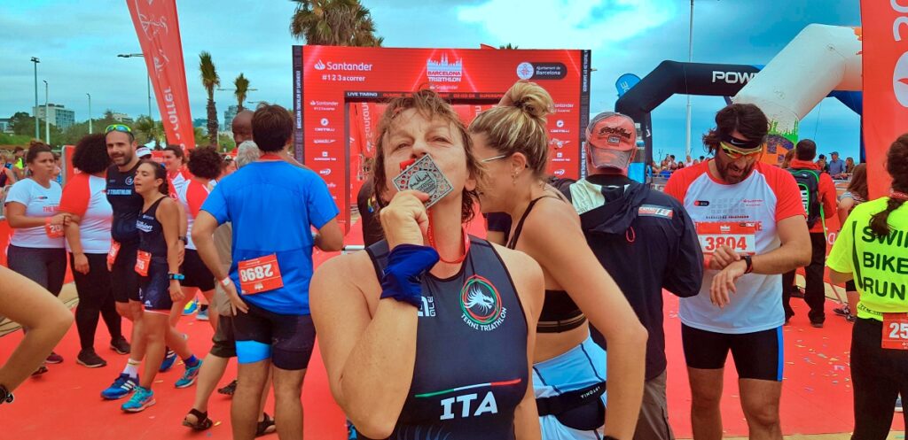 Il bacio che suggella la sfida vinta: Gianna Nannini diventa triatleta al Barcelona Triathlon domenica 6 ottobre 2019!