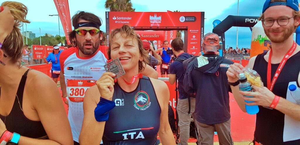 Gianna Nannini e il bacio della sua prima medaglia da triatleta conquistata al Barcelona Triathlon 2019