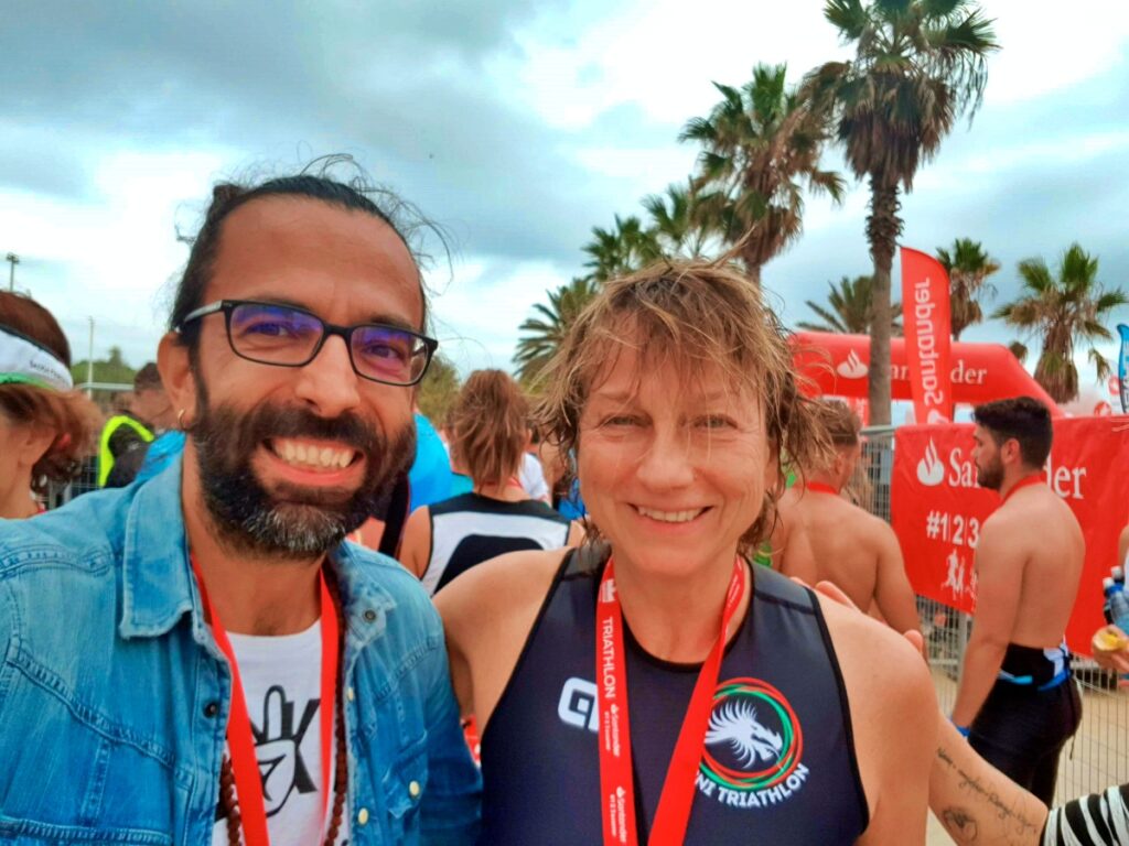 Il Daddo con Gianna Nannini, con la medaglia al collo del suo primo triathlon, il Barcellona Triathlon 2019