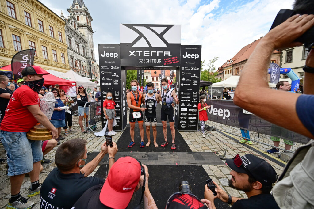 Il podio dell'XTERRA Czech Republic 2020: vince Arthur Serrieres (FRA) davanti al connazionale Maxim Chané e al belga Sebastien Carabin (Foto: Katka Kachna Přibylová - Vaclav Pancer)