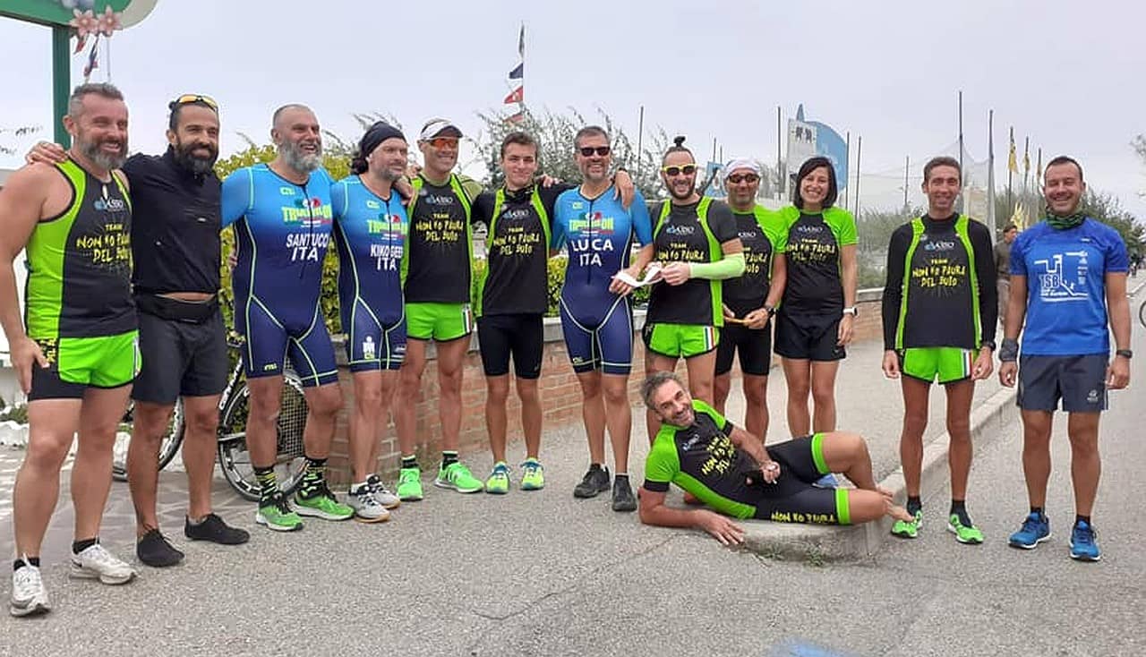 Luca Aiello, in centro, con i suoi compagni di squadra e gli amici dell'associazione "Non ho paura del buio" che l'hanno accompagnato nel suo Ironman 70.3 Italy Cervia OFF