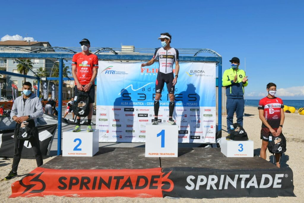 Il podio maschile del 4° Triathlon Olimpico Città di Porto Recanati (Foto: Roberto Del Bianco)