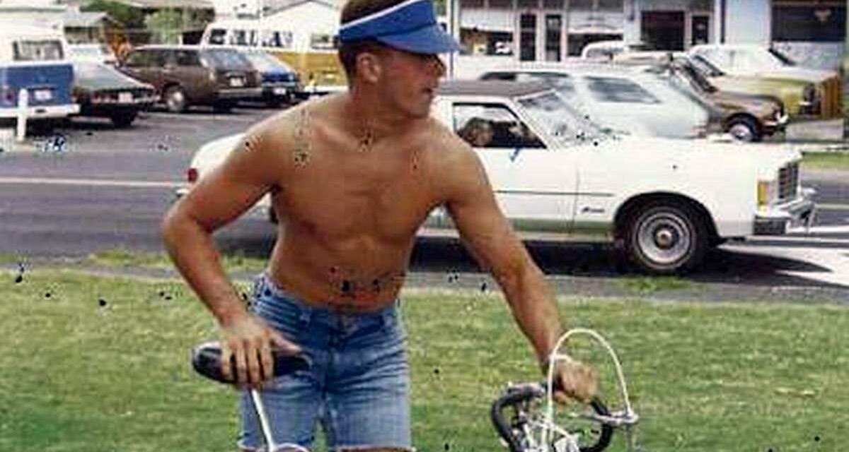 Dave Orlowski al via del primo Ironman il 18 febbraio 1978 con i suoi jeans tagliati