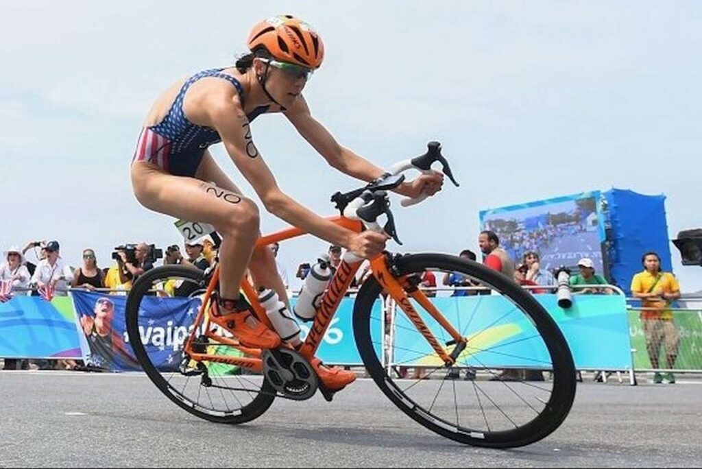 Gwen Jorgensen in sella alla sua S-Works Tarmac che utilizzò per vincere l'oro nel triathlon dei Giochi di Rio 2016