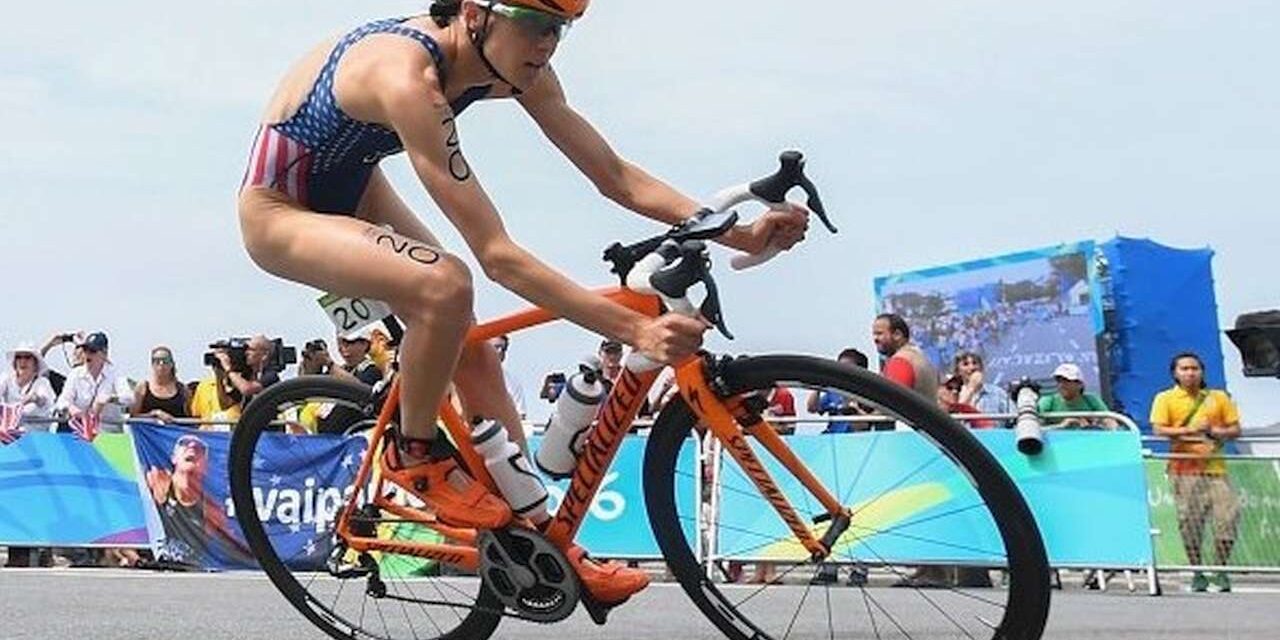 Gwen Jorgensen in sella alla sua S-Works Tarmac che utilizzò per vincere l'oro nel triathlon dei Giochi di Rio 2016