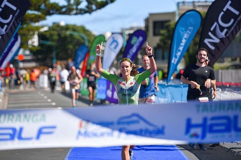 Teresa Adam stravince il Taranga Half Triathlon 2021