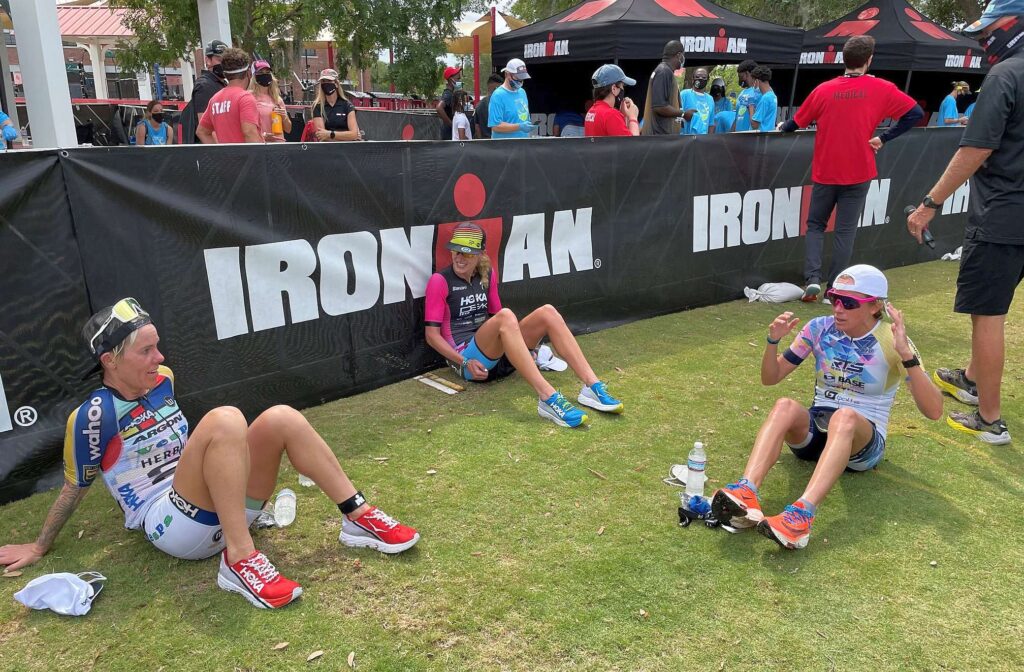 Le prime tre classificate all'Ironman 70.3 Florida 2021: al centro la vincitrice Emma Pallant