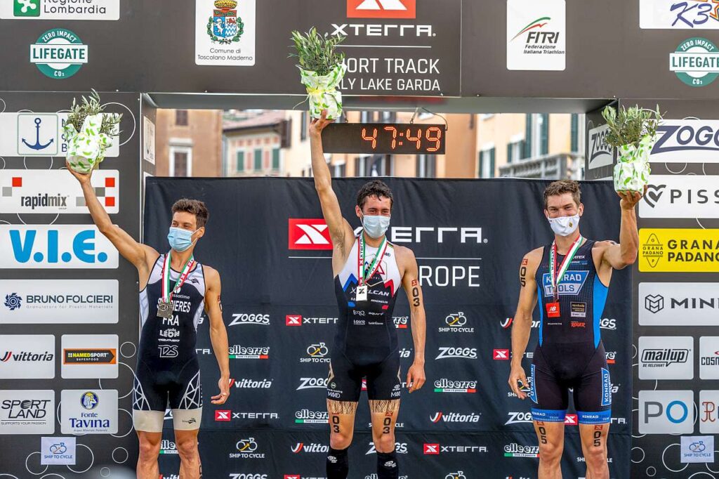Il podio maschile dell'XTERRA Short Track Lake Garda 2021 (Foto: Carel Du Plessis)