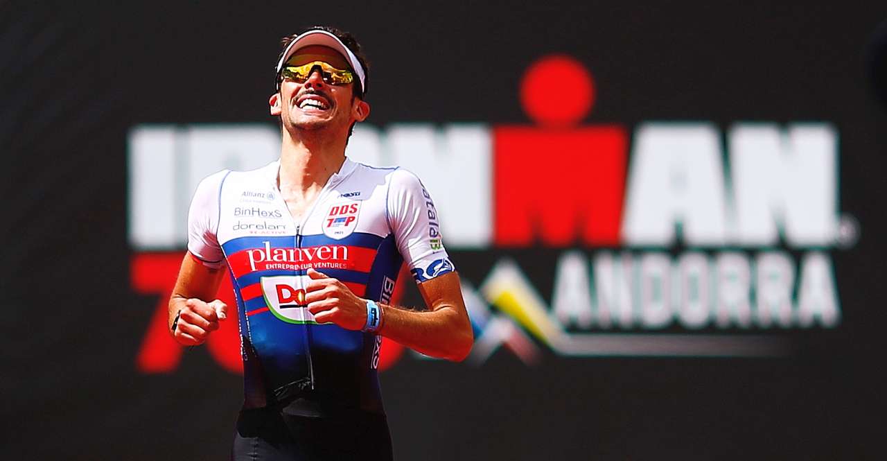 Michele Sarzilla taglia il traguardo al secondo posto nell'Ironman 70.3 Andorra 2021 al suo esordio sulla distanza
