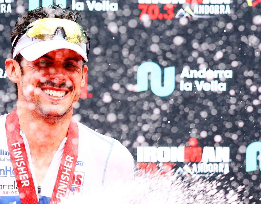 Michele Sarzilla festeggia sul podio dell'Ironman 70.3 Andorra 2021 il suo secondo posto