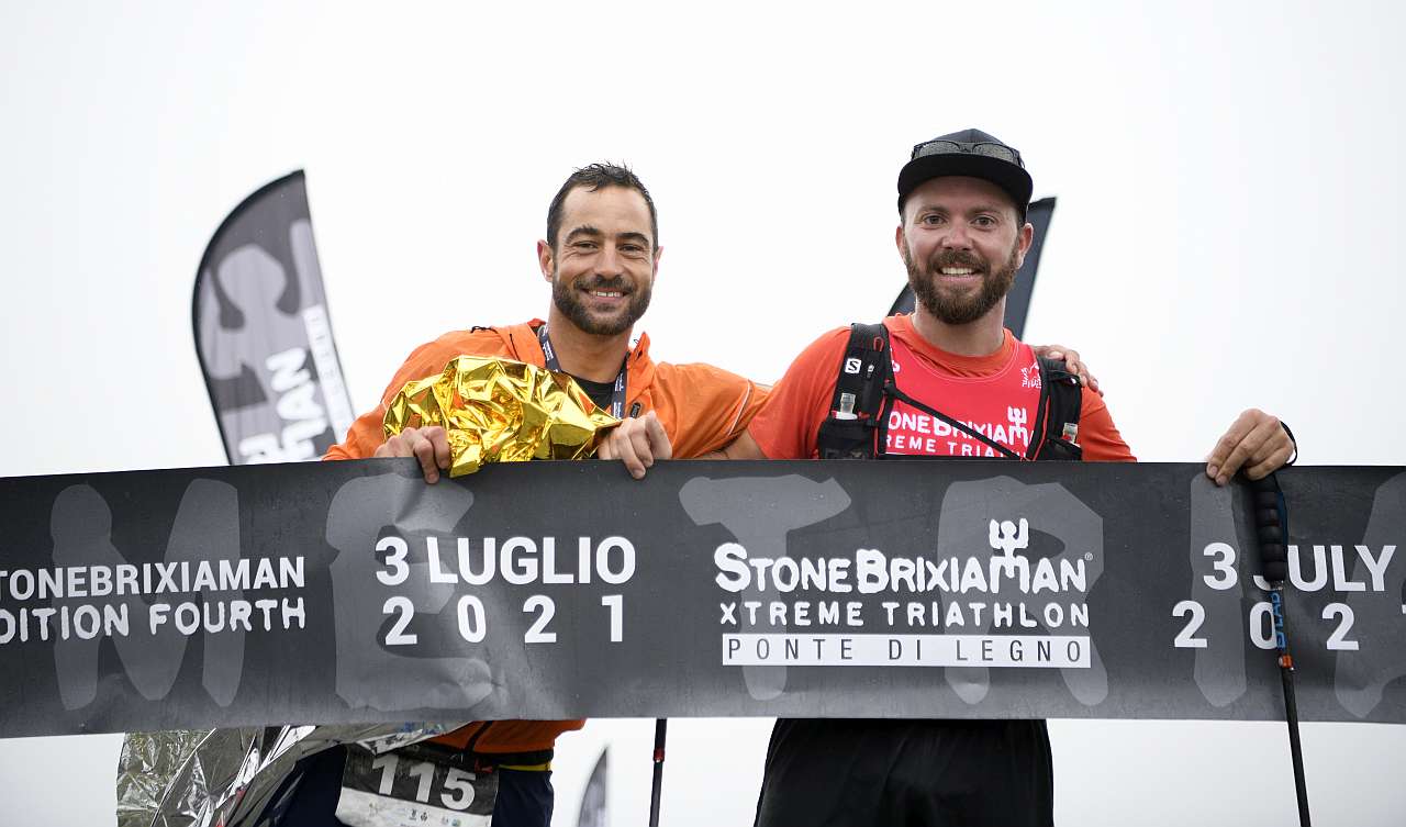Tom Pagani (a sinistra, insieme al suo supporter) vince lo Stone Brixia Man del 3 luglio 2021