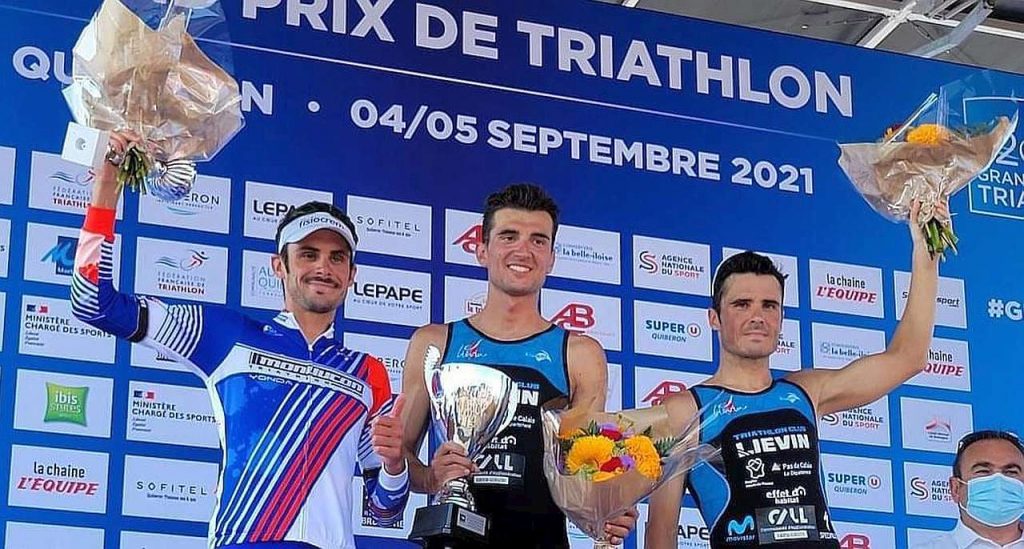 Il podio del Grand Prix France Triathlon Quiberon del 4 settembre 2021: vince Raphael Montoya davanti a Michele Sarzilla, terzo Javier Gomez