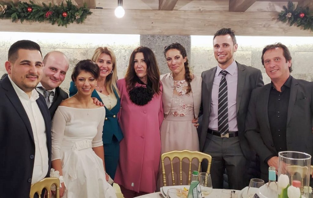Foto di gruppo al matrimonio di Anna Barbaro, con anche Charlotte Bonin presente come sua testimone di nozze