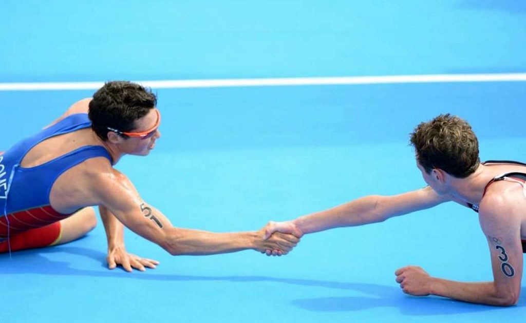 La storica stretta di mano dopo la finish line delle Olimpiadi di Londra 2012 con Javier Gomez (a sinistra) 2° dietro Alistair Brownlee (Foto: World Triathlon)