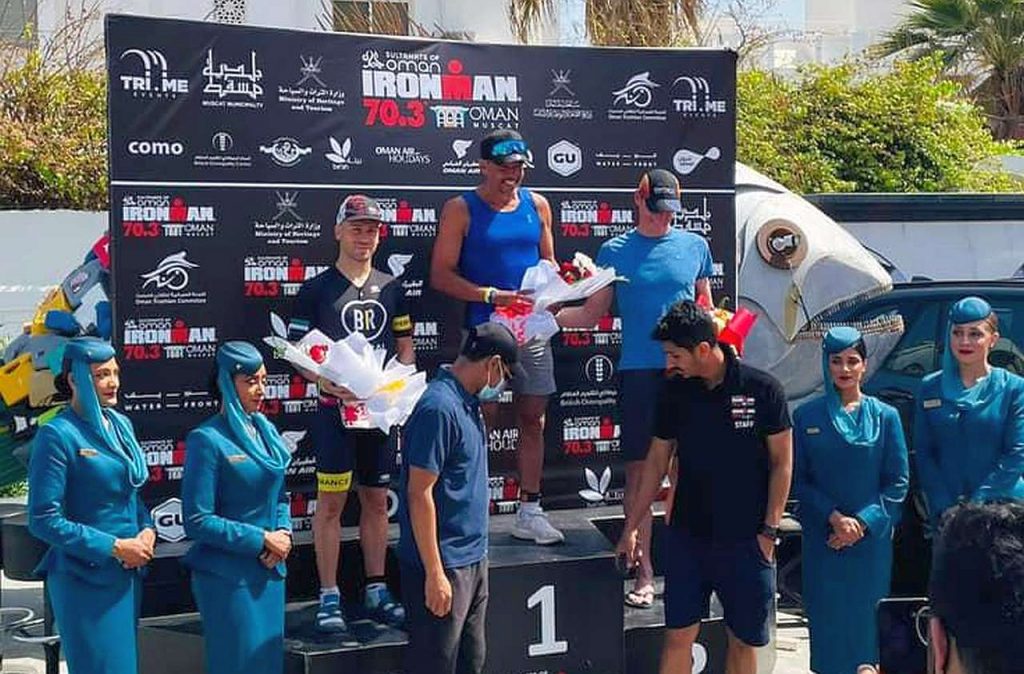 Il podio maschile dell'Ironman 70.3 Oman 2022: Alessio Rispoli è secondo