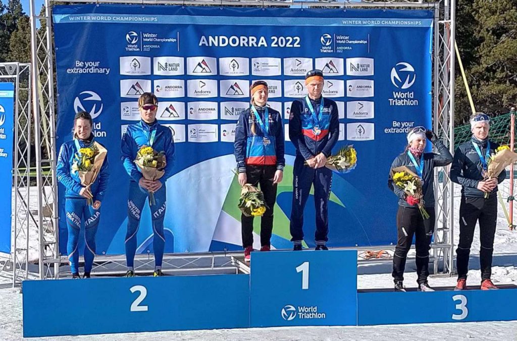 Il podio della Mixed Relay Elite ai Mondiali di Winter Triathlon 2022 ad Andorra: l'Italia è d'argento con Sandra Maihofer e Franco Pesavento