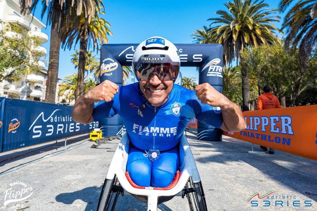 Giovanni Achenza al traguardo dei Campionati Italiani Paraduathlon 2022 di San Benedetto del Tronto (Foto: Roberto Del Bianco / Adriatic Series - Flipper Triathlon)