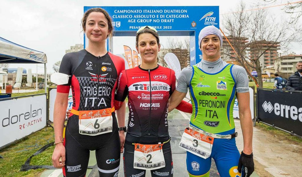 Il podio Assoluto femminile dei Campionati Italiani Duathlon Classico Pesaro 2022