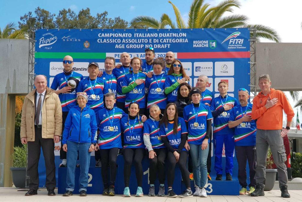 Tutti i Campioni Italiani di Duathlon Classico 2022 sul podio di Pesaro (Foto: Dario Nardone / Mondo Triathlon)