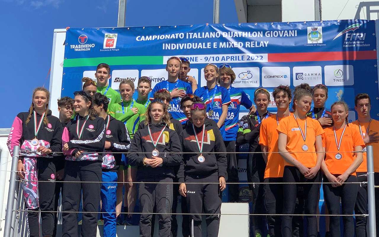 Il podio tricolore dei Campionati Italiani Duathlon Mixed Relay Junior 2022: vince CUS Pro Patria Milano Triathlon