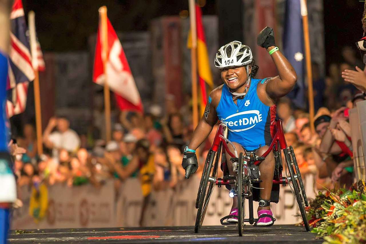 Minda Dentler conquista nel 2013 la finish line dell'Ironman World Championship a Kona
