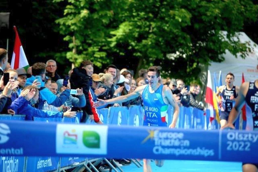 Europei Triathlon Junior Triathlon 2022 a Olsztyn, l'arrivo dell'azzurro Euan De Nigro che vince la medaglia d'argento
