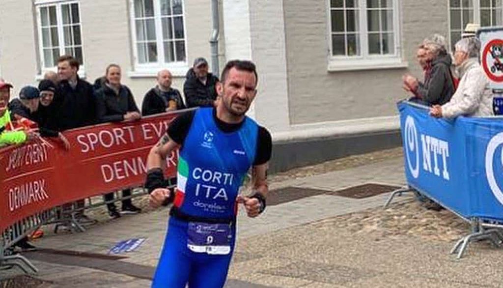Nonostante una clavicola rotta dopo una caduta in bici, Marco Corti ha portato a termine il suo Mondiale di Duathlon Medio a Viborg, in Danimarca, il 7 maggio 2022