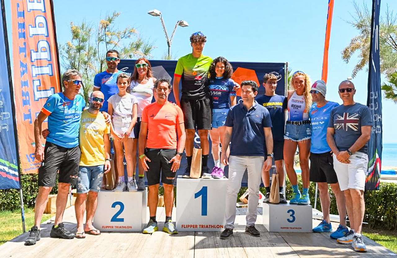 Adriatic Series Triathlon Sprint Cupra Marittima 2022, il podio assoluto (Foto: Roberto Del Bianco / Adriatic Series)