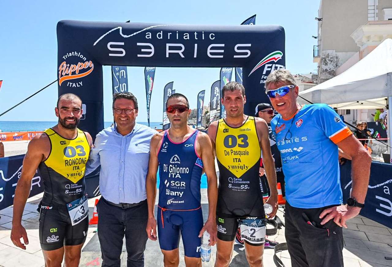Adriatic Series Vieste Triathlon Olimpico 2022: il podio maschile, vince Pasquale Di Ghionno (Foto Drone: Roberto Del Bianco / Adriatic Series)