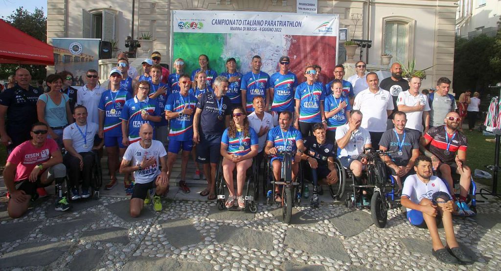 Campionati Italiani Paratriathlon 2022 Marina di Massa: il podio con le maglie tricolori