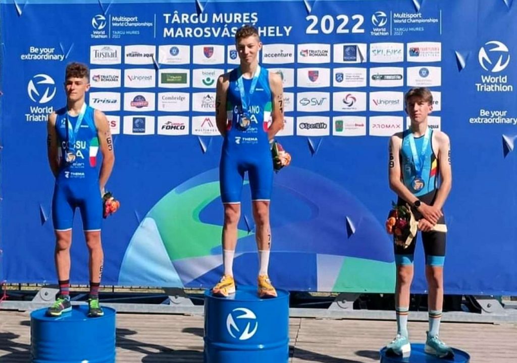 Mondiali Cross Duathlon Targu Mures 2022: il podio junior con Riccardo Giuliano oro davanti a Manuel Cossu